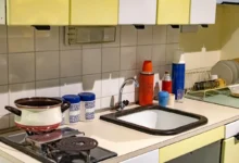 Kuchyně za socialismu vypadaly jedna jako druhá, odlišovaly je hlavně dekorace. Zdroj: Shutterstock