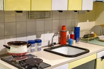 Kuchyně za socialismu vypadaly jedna jako druhá, odlišovaly je hlavně dekorace. Zdroj: Shutterstock