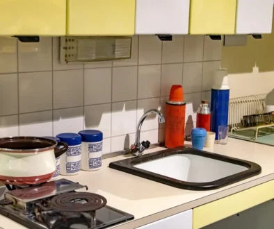 Kuchyně za socialismu vypadaly jedna jako druhá, odlišovaly je hlavně dekorace. Zdroj: Shutterstock