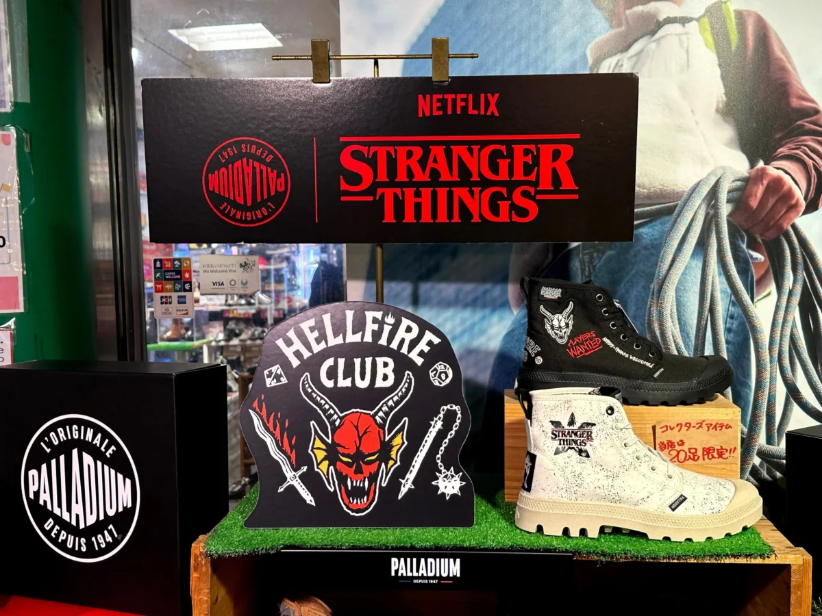 Upomínkové předměty se Stranger Things.