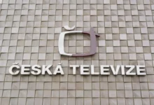 Nápis Česká televize na budově