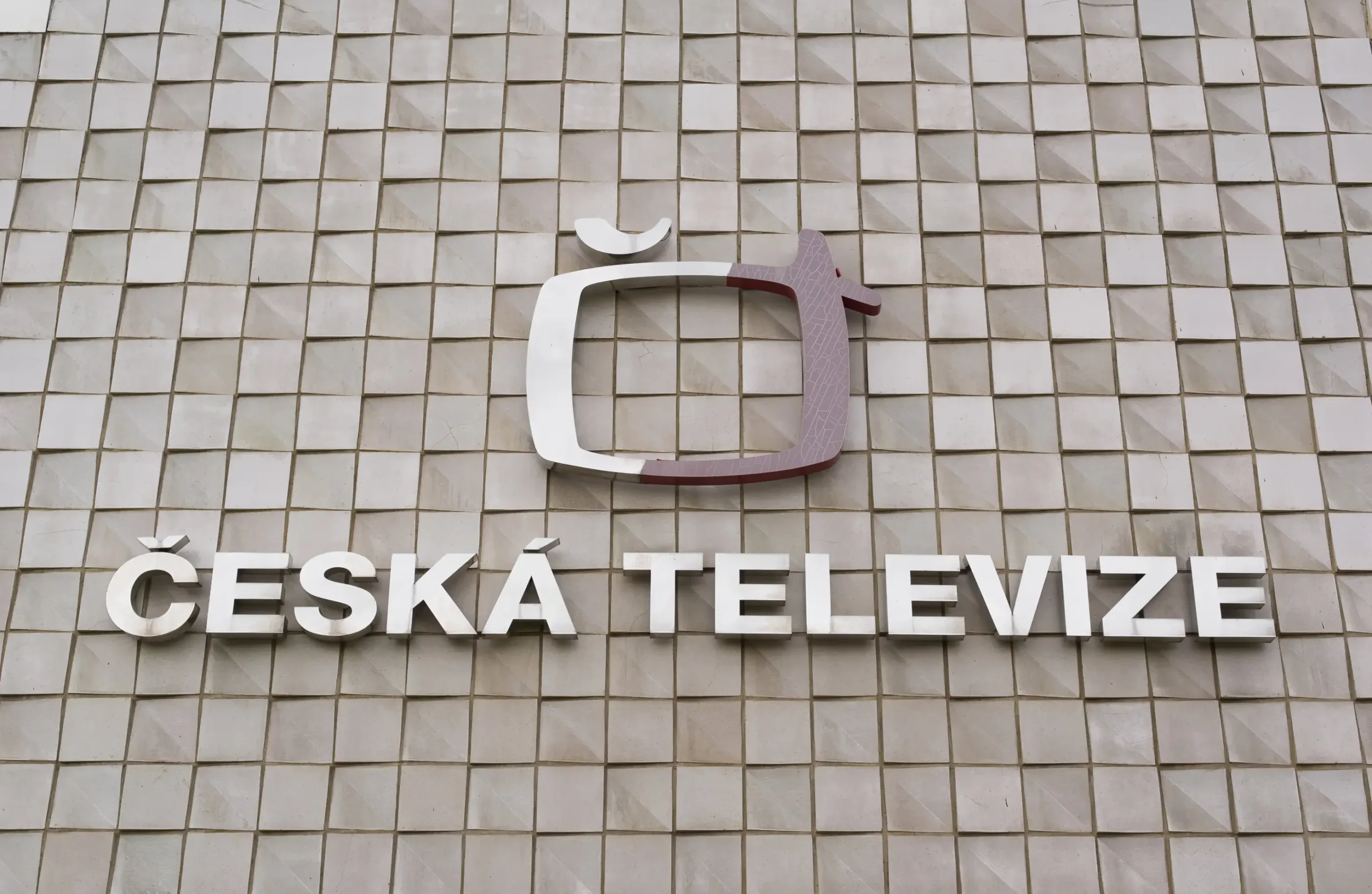 Nápis Česká televize na budově