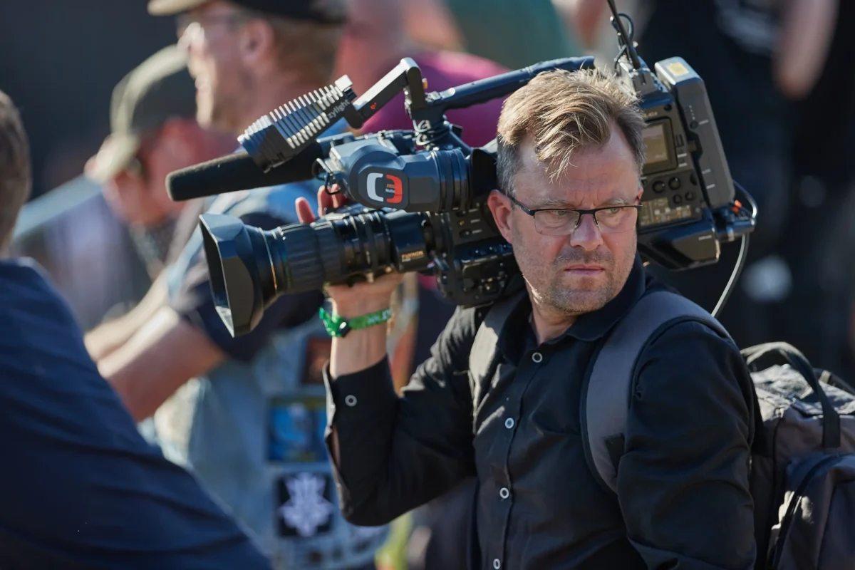 Muž drží kameru ČT.