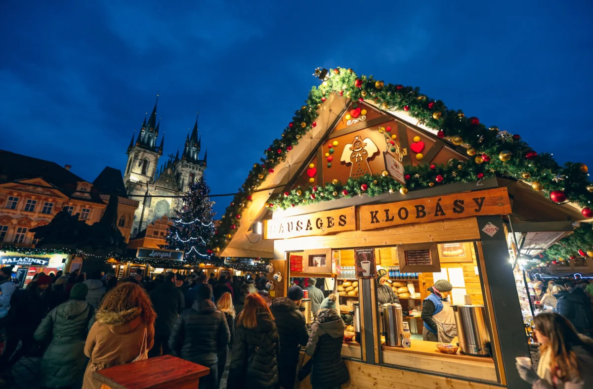 Vánoční stánek s klobásami