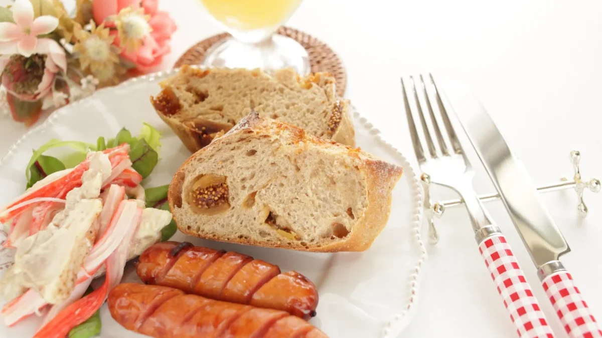 Na talíři je naservírované jídlo.