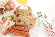 Na talíři je naservírované jídlo.