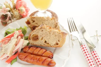 Na talíři je naservírované jídlo.