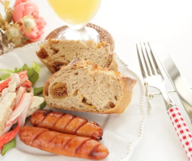 Na talíři je naservírované jídlo.