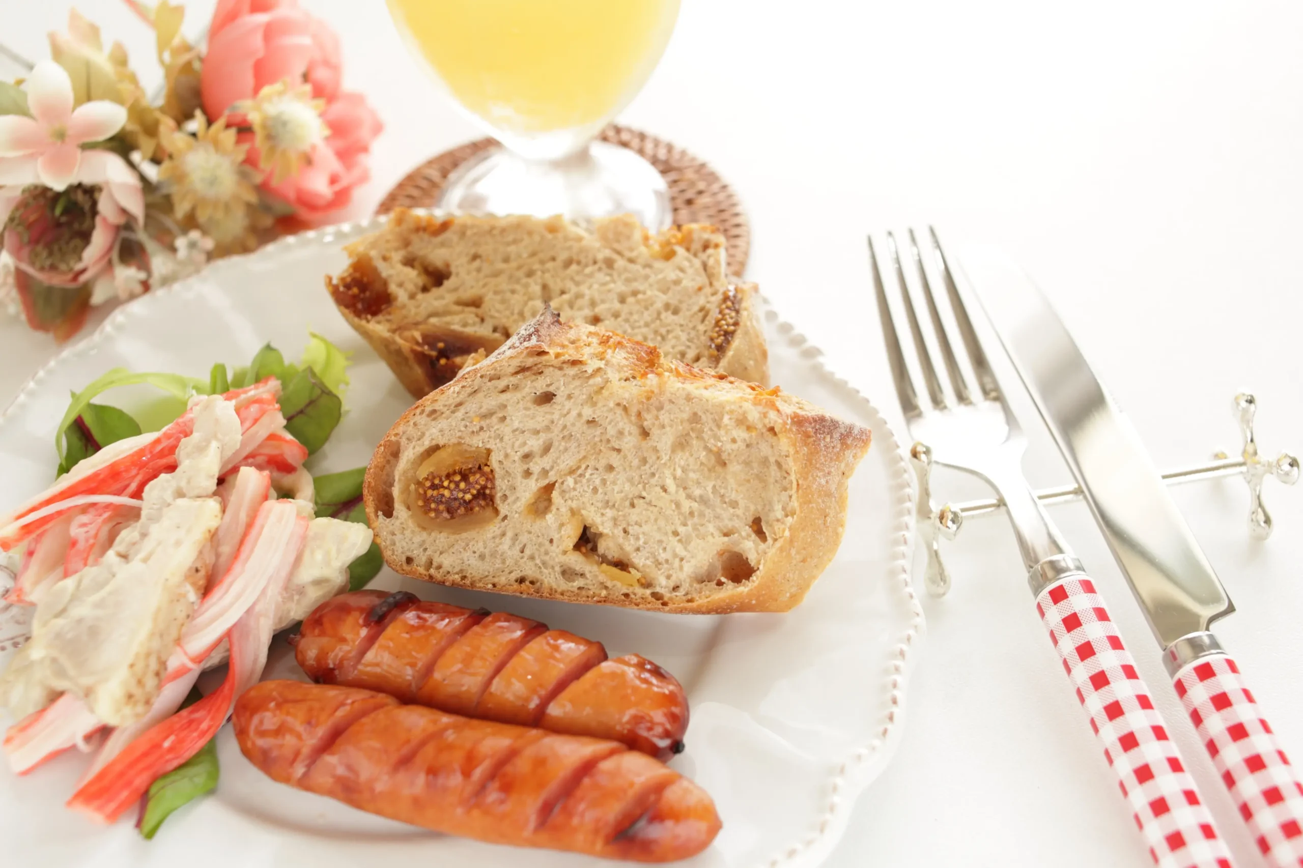 Na talíři je naservírované jídlo.