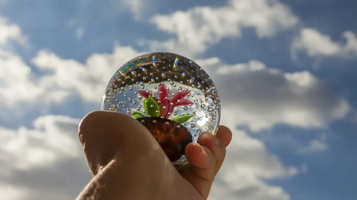 Těžítko. Zbytečný lapač prachu nebo kus skla astronomické hodnoty? Zdroj: Shutterstock