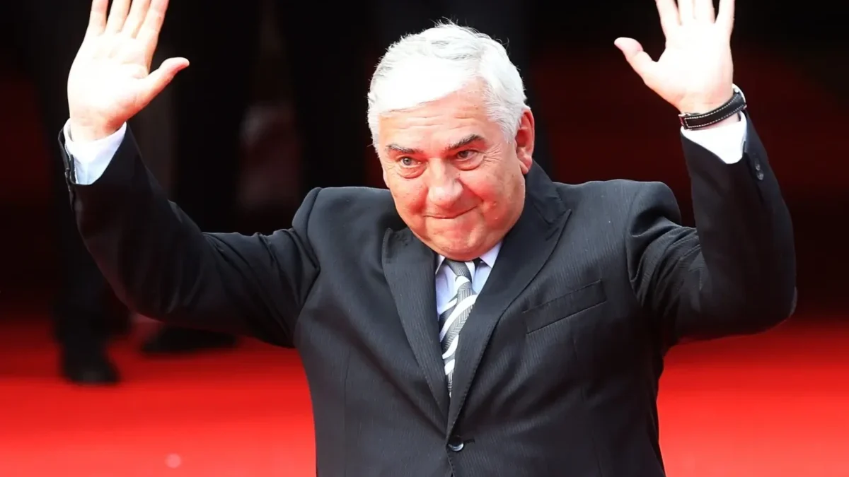 Miroslav Donutil má zvednuté ruce.