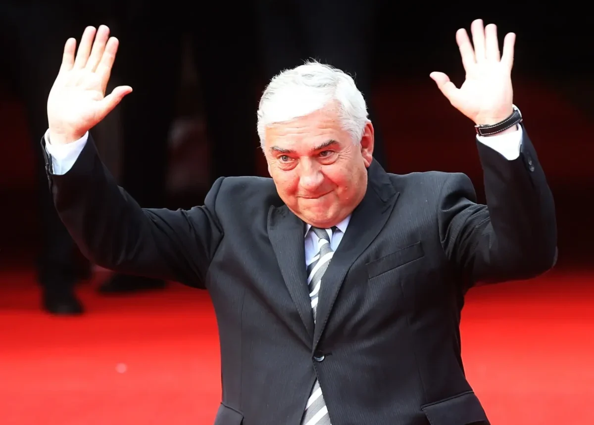 Miroslav Donutil má zvednuté ruce.