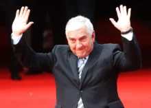 Miroslav Donutil má zvednuté ruce.