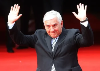 Miroslav Donutil má zvednuté ruce.