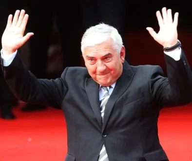 Miroslav Donutil má zvednuté ruce.