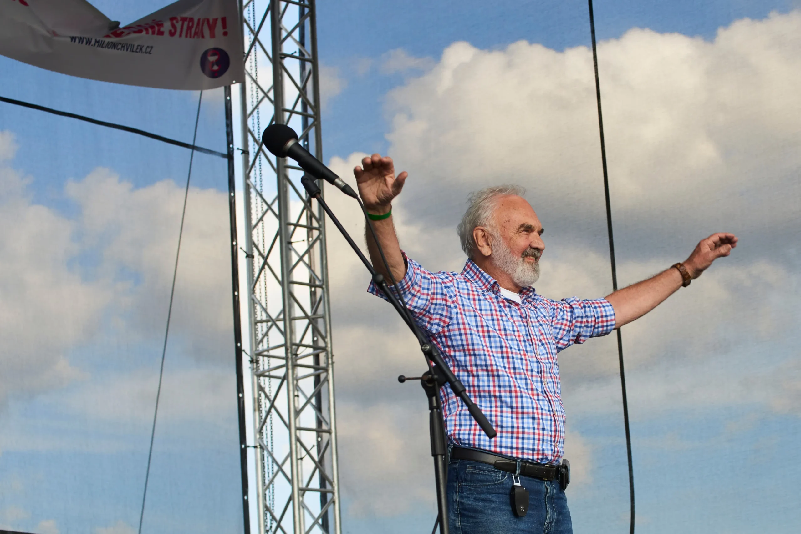 Zdeněk Svěrák stojí na pódiu. 