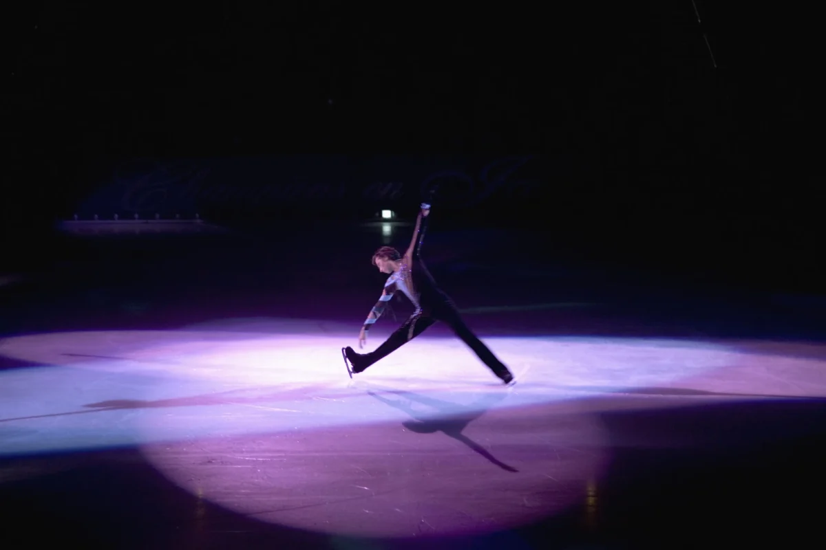 Krasobruslař ukazuje triky.