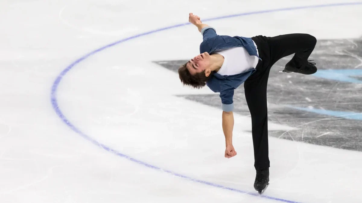 Krasobruslař je na ledě.