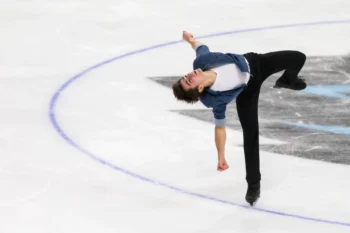 Krasobruslař je na ledě.