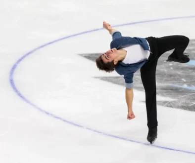 Krasobruslař je na ledě.