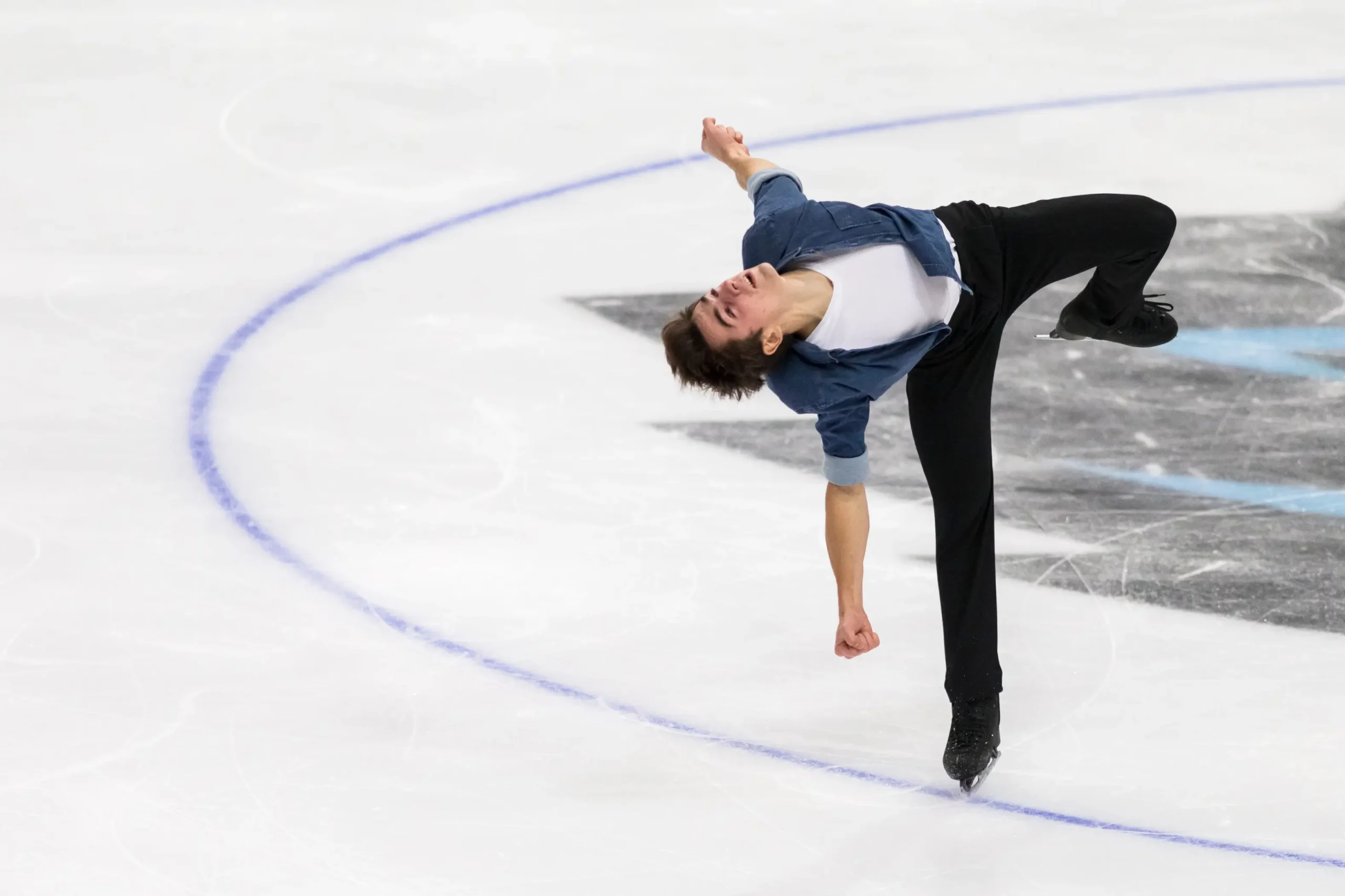 Krasobruslař je na ledě.