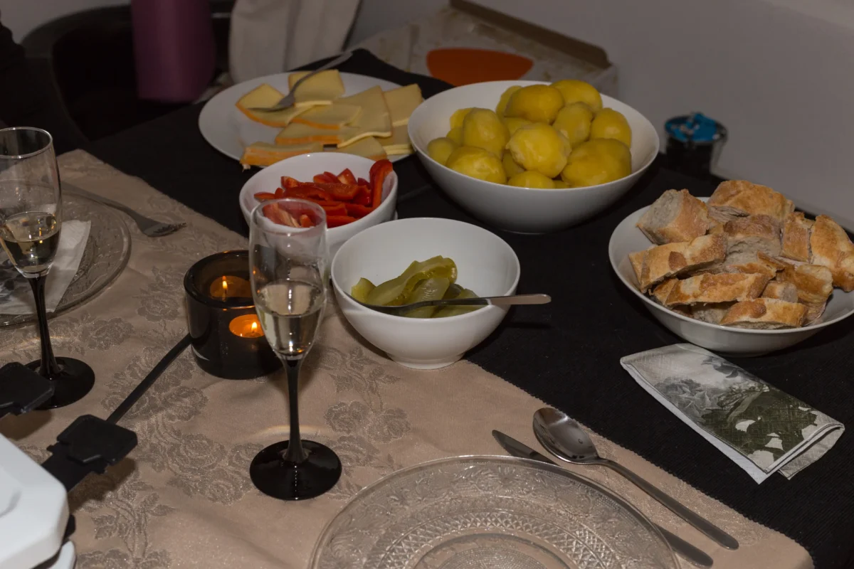 Na stole je novoroční pohoštění.