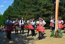 lidé v kroji tančí