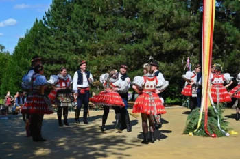 lidé v kroji tančí