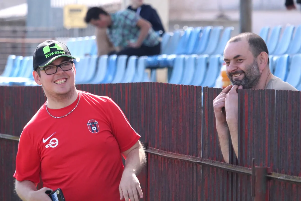 Muži si povídají na fotbale.