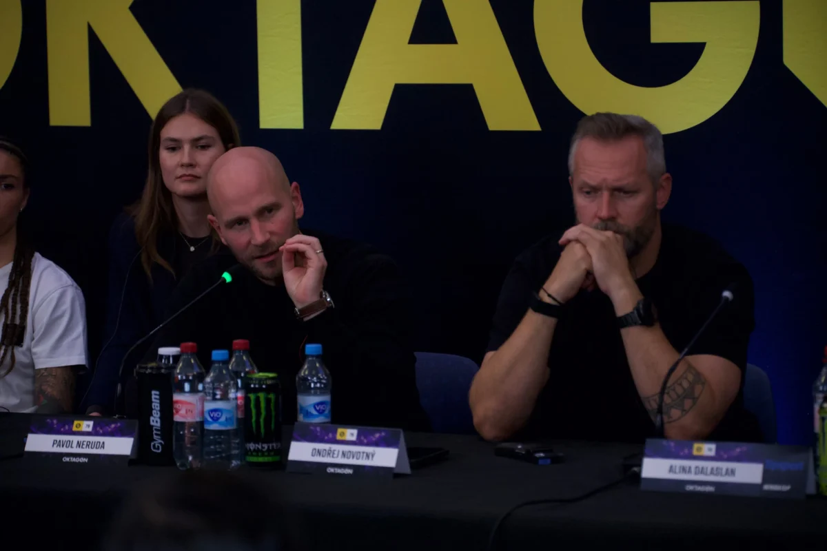 Ondřej Novotný sedí na Okagon tiskovce.