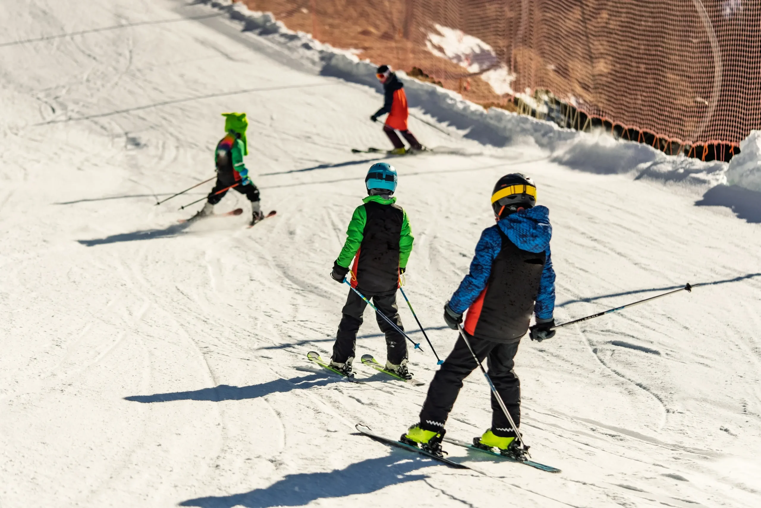 Děti jedou na lyžích 