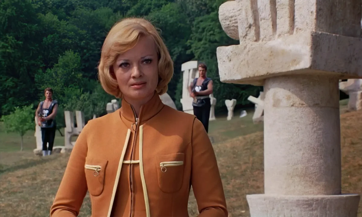 profimedia-0999457352 1 | TVGURU.cz žena v oranžovém saku