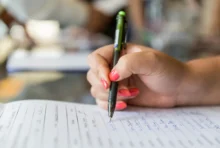 ruka píšící na papír