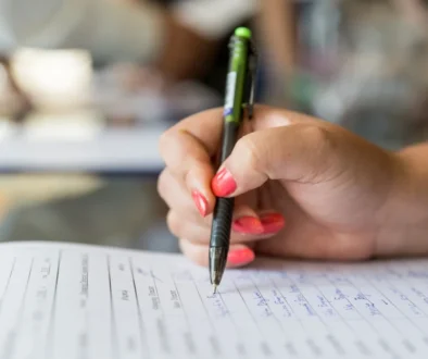 ruka píšící na papír