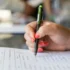 ruka píšící na papír