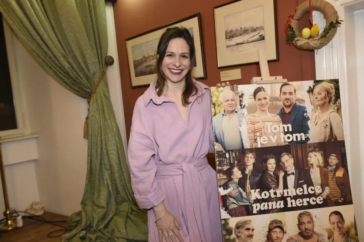 Dykovu partnerku si zahrála Veronika Khek Kubařová. Zdroj: Profimedia | TVGURU.cz Herečka Veronika Khek Kubařová se usmívá.