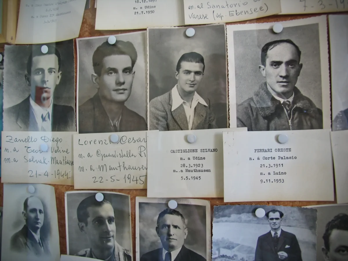 shutterstock_1704256348-2 | TVGURU.cz Nástěnka, na které visí fotky vězňů.