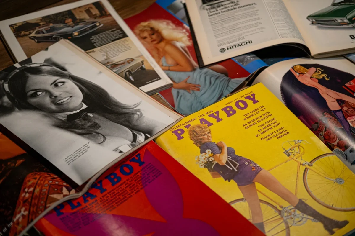 Retro Playboy časopisy leží vedle sebe.