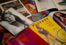 Retro Playboy časopisy leží vedle sebe.