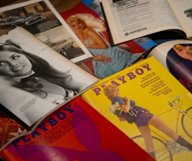 Retro Playboy časopisy leží vedle sebe.