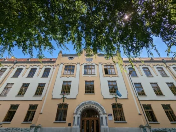 Budova gymnázia v Bratislavě