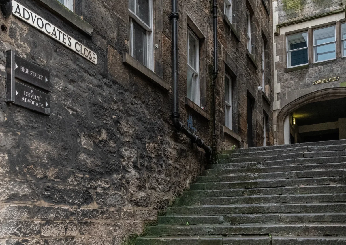 Historická budova s ulicí ve Skotsku