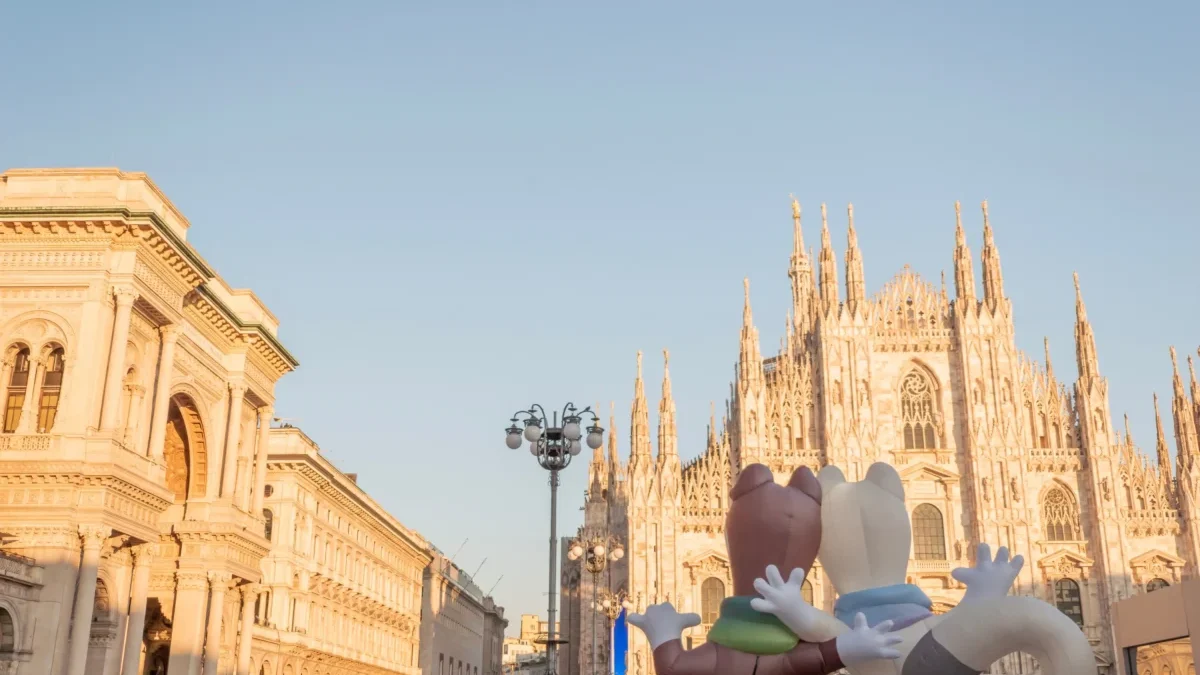 Olympijští maskoti stojí v Miláně.