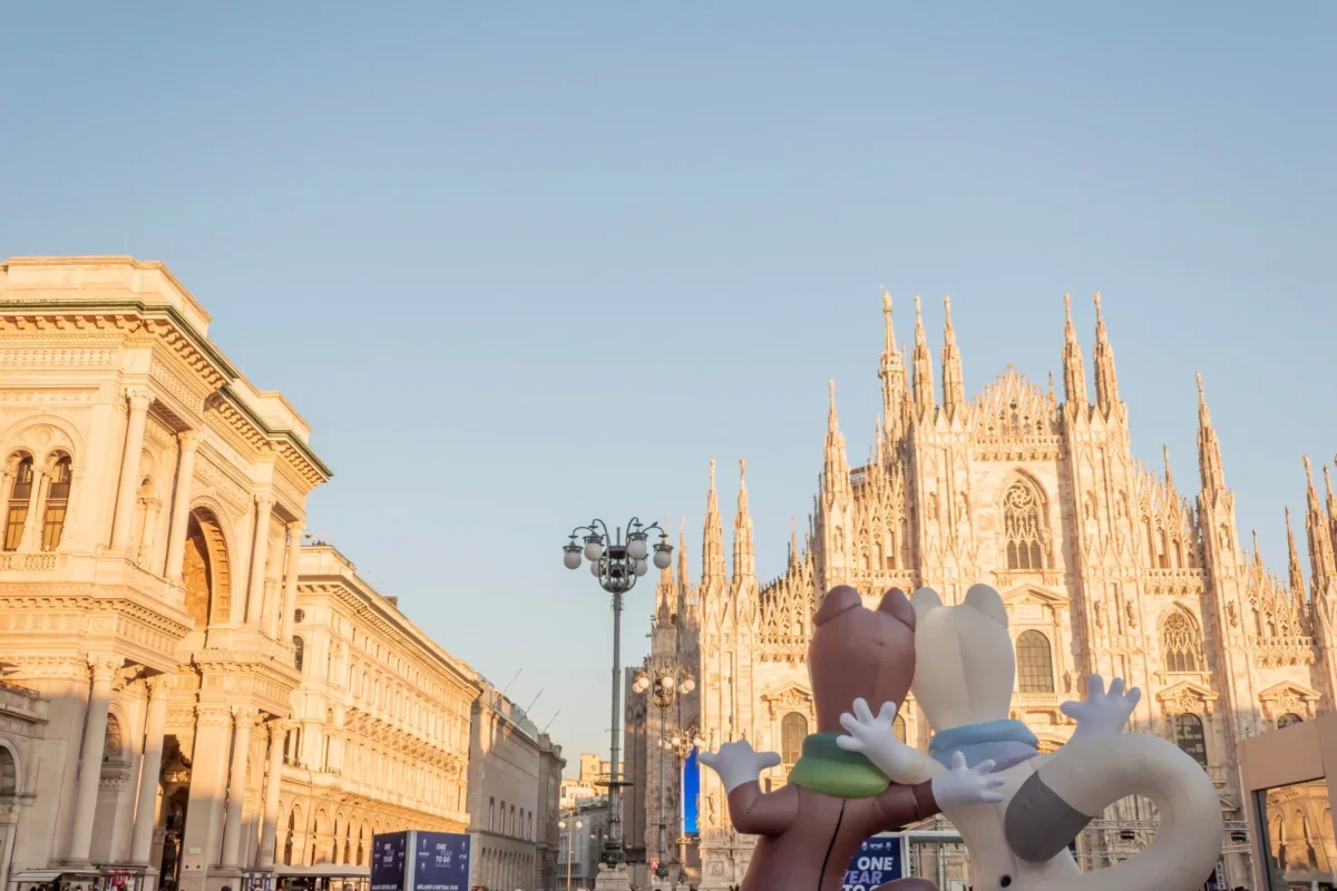 Olympijští maskoti stojí v Miláně.