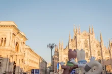 Olympijští maskoti stojí v Miláně.