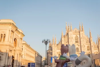 Olympijští maskoti stojí v Miláně.