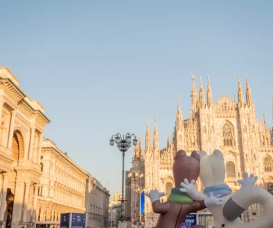 Olympijští maskoti stojí v Miláně.