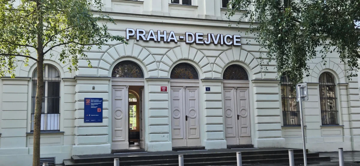 Budova vlakového nádraží v pražských Dejvicích 