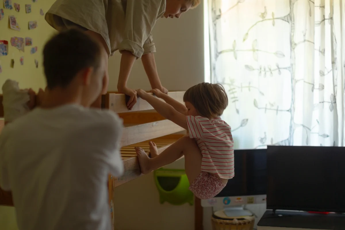 Děti si hrají v pokoji. 