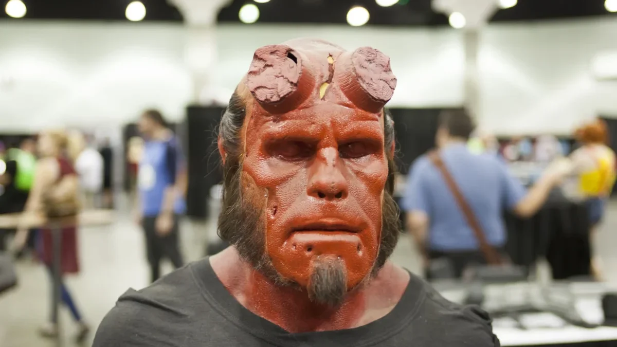 Muž přestrojený jako Hellboy